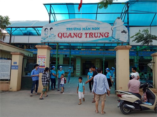 Hoạt động trả trẻ trong ngày đầu tiên đi học trở lại của Trường MN Quang Trung